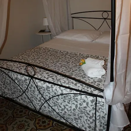 Oda ve Kahvaltı I 2 Puttini Katanya